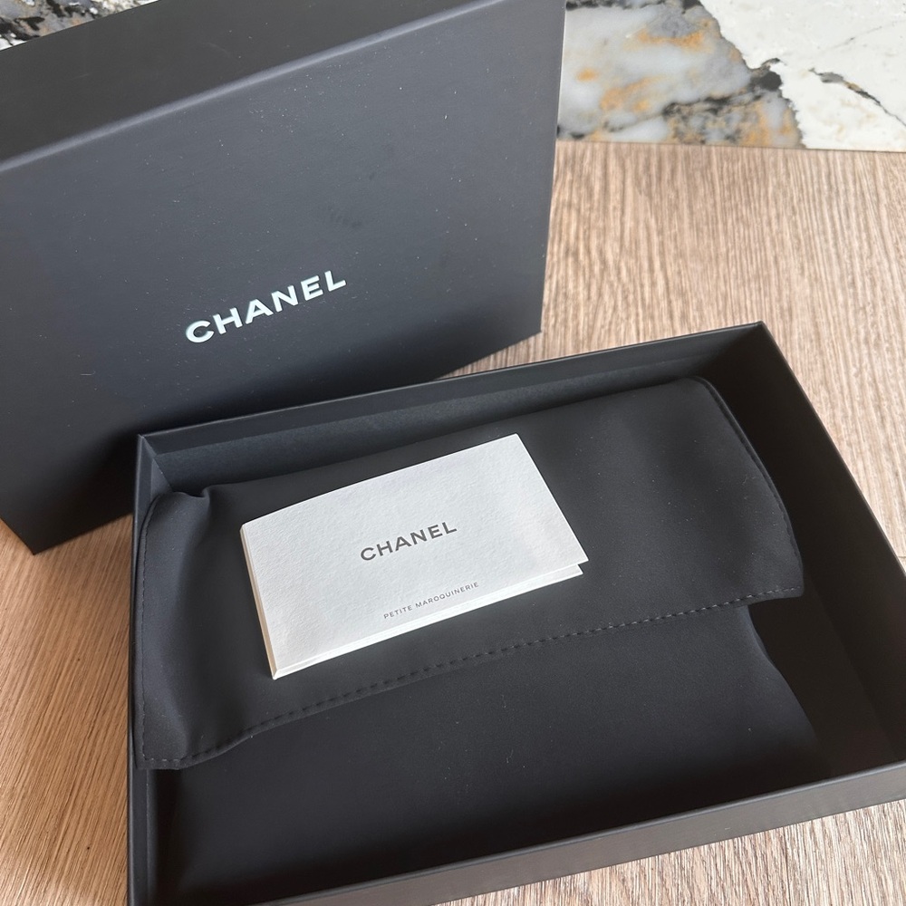 FULL SET - CHANEL 2WAY WOC Pearly White Grained Calfskin & Gold HW (24S) - Picture 6 of 13